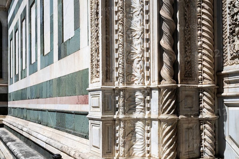 Detailed marbled columns and ornaments, decorative floral reliefs and textures, marble, façade, Santa Maria del Fiore Cathedral, Duomo by Filippo Brunelleschi, UNESCO World Heritage Site, Old Town, Florence, Tuscany, Italy