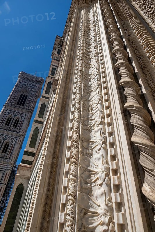 Detailed marbled columns and ornaments, decorative floral reliefs and textures, marble, façade, Santa Maria del Fiore Cathedral, Duomo by Filippo Brunelleschi, UNESCO World Heritage Site, Old Town, Florence, Tuscany, Italy