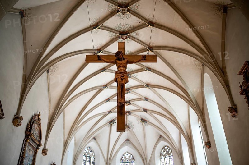 Interior photo, choir room, Jesus Christ on the Cross, mesh vault, Lutheran City Church of St. Peter and Paul, Blaubeuren, Swabian Jura, Baden-Württemberg, Germany