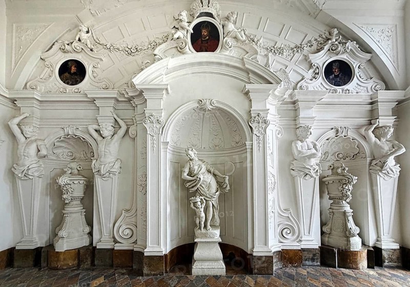 Atlases, stucco work by Andreas Schwarzmann, Kaisersaal designed as a sala terrana, historic rooms in the city palace, Baroque quarter, Fulda, Hesse, Germany