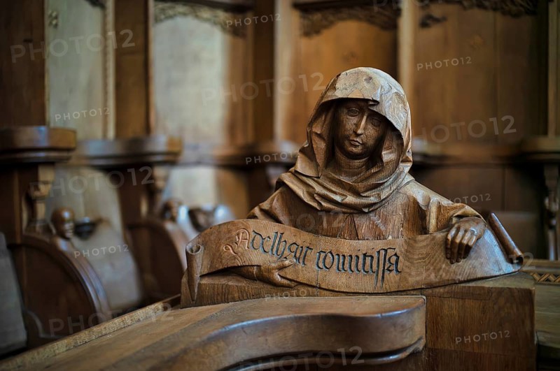 Interior photo, carved half-figure, man with headdress, oak choir stalls for monks' hour prayers, 1493 by Jörg Syrlin the Younger, also Sürlin or Serling, monastery church, Blaubeuren Abbey, Swabian Alb, Baden-Württemberg, Germany