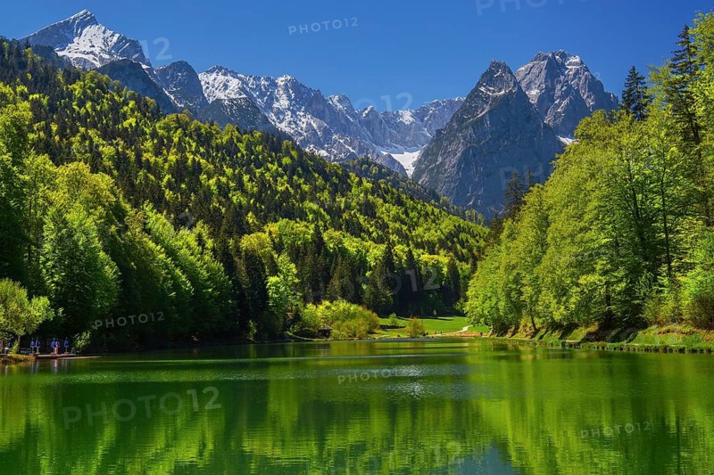 Riessersee in front of Alpspitze 2628m and Waxenstein 2277m in spring, Garmisch-Partenkirchen, Loisachtal, Werdenfelser Land, Upper Bavaria, Bavaria, Germany