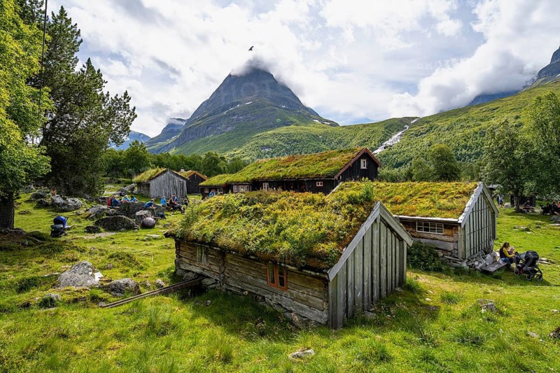 Traditional houses with grass roofs, Renndølsetra, Innerdalen high valley, Innerdalstårnet mountain area, Sunndal, Møre og Romsdal, Vestlandet, Norway