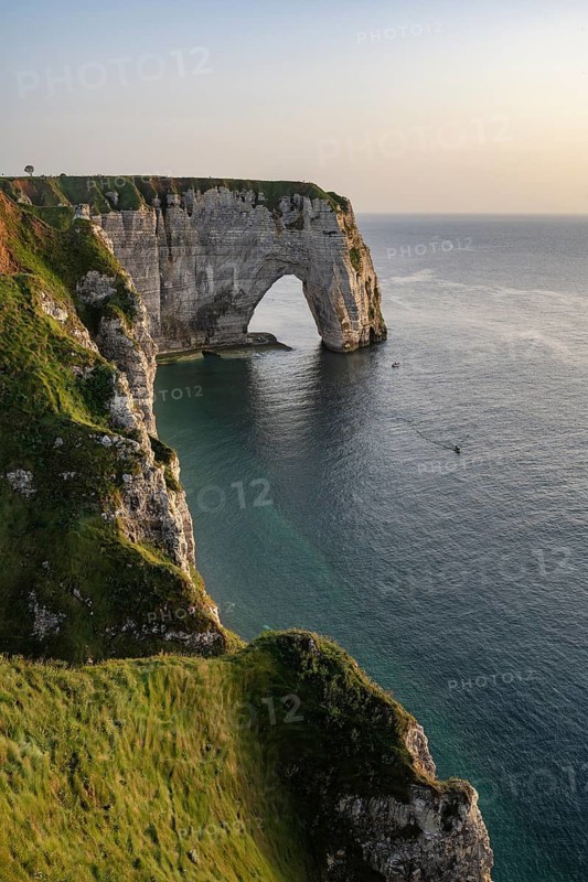 View from Falaise d'Aval viewpoint to the opposite rock formation, rock gate and landmark La Manneporte, Alabaster Coast, La Côte d'Albâtre, chalk cliffs, English Channel, Seine-Maritime, Normandy, France