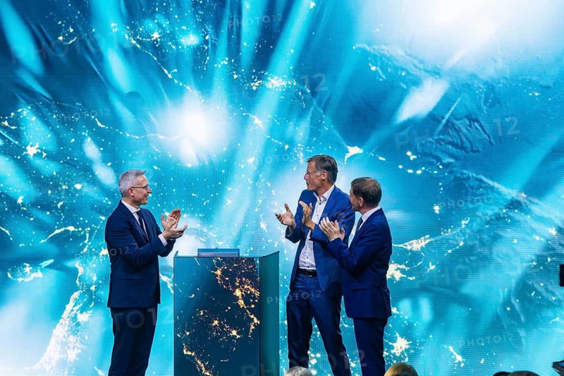 Infineon Smart Power FAB opened in Dresden. Federal Minister for Digital and State Modernization, Dr. Karsten Wildberger, Jochen Hanebeck, CEO Infineon Technologies AG and Michael Kretschmer Minister-President of Saxony, symbolically open the factory, Dresden, Saxony, Germany