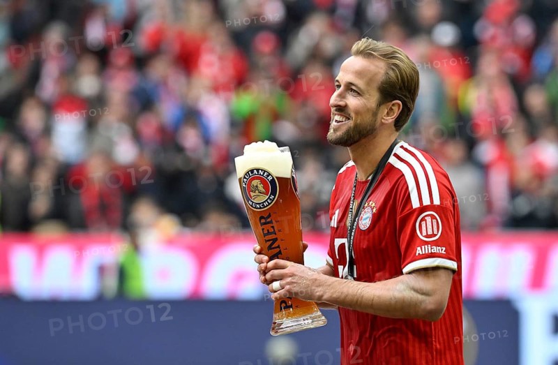 Beer shower, wheat beer shower, beer, Harry Kane FC Bayern Munich FCB (09) Meisterfeier Deutscher Fußballmeister FC Bayern Munich 2026, Fußball Bundesliga, Allianz Arena, Munich, Bavaria, Germany