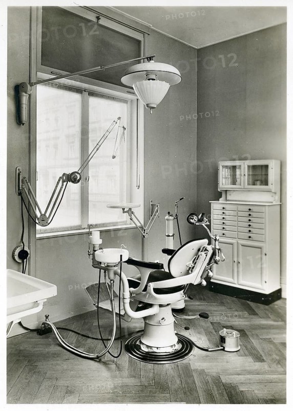 Dental chair, historic, twenties design, modern, dental practice with vintage equipment, including chair and medical equipment in front of a large window, around 1928