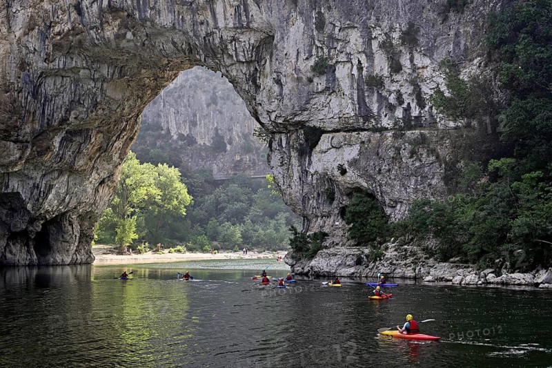Canoes on the Ardèche river, above the Pont d'Arc rock gate, Ardèche Gorge, Gorges de l'Ardèche, Vallon-Pont-d'Arc, Rhône-Alpes, France