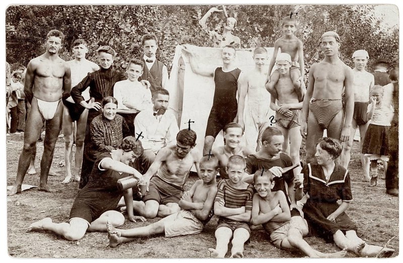 Vienna, Austria, outdoor pool, bathing, swimwear, leisure, summer, swimming, woman, men, children, boys, group of people including children and adults, posing happily outdoors, 1911