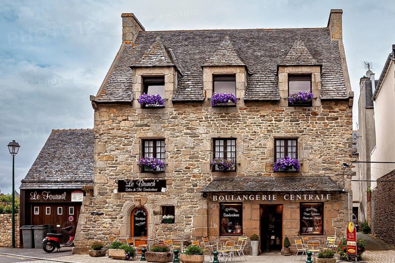 Historic stone house with floral decoration and outdoor areas, cozy atmosphere, historic stone house in Roscoff in Brittany