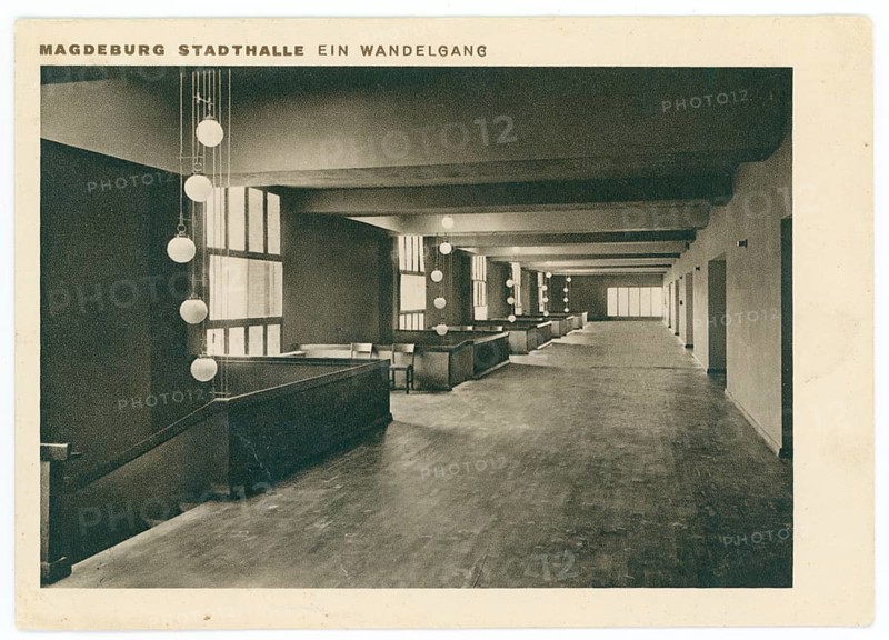 Magdeburg, civic hall, Wandelgang, Neues Bauen, Modernity, Architecture, Johannes Göderitz, Wilhelm Deffke, Spacious corridor of a town hall with hanging lamps and large windows, around 1928
