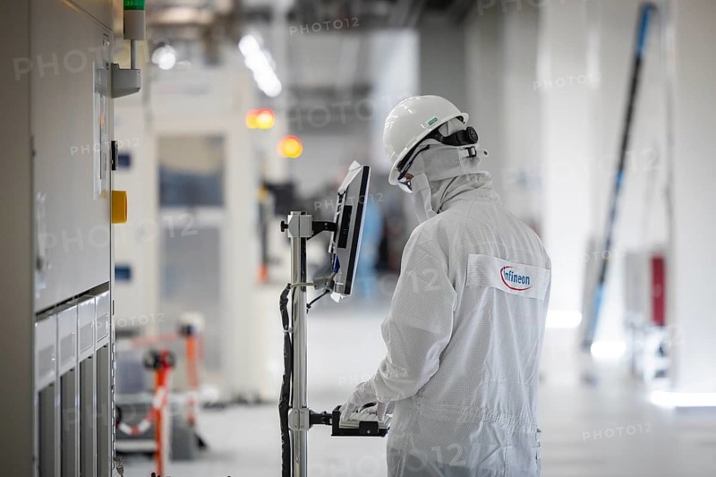 Clean room of Infineon Technologies AG's new Smart Power Fab in Dresden on June 10. The Smart Power Fab will be officially opened on July 2. With an investment volume of five billion euros, the new plant is the largest single investment in Infineon's history and one of the largest investment projects in Germany. Plant for the chemical-mechanical polishing of 300 mm wafers in Infineon Technologies AG's new Smart Power Fab in Dresden, Dresden, Saxony, Germany