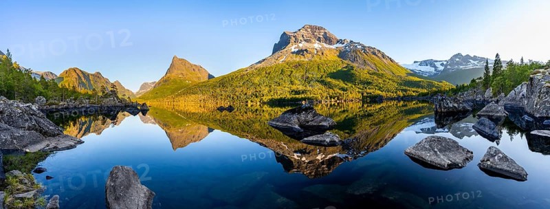 Panorama, picturesque mountain landscape with Innerdalstårnet peak in the Innerdalen high valley, mountain peaks reflected in Lake Innerdalsvatna, in the evening light at sunset, Trollheimen Mountain Area, Sunndal, Møre og Romsdal, Norway