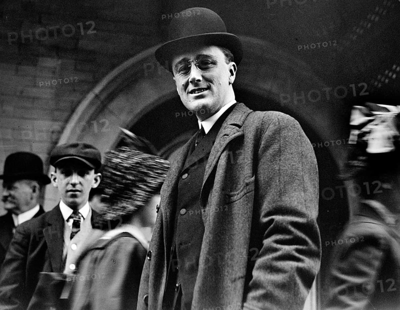Franklin D. Roosevelt portrait from 1912, USA Franklin D. Roosevelt (30 January 1882, New York - 12 April 1945, Warm Springs, USA) was a member of the US Democratic Party and the 32nd President of the USA. His presidency lasted from 1933 to 1945 and he is one of the most important presidents. He was confronted with many crises during his term of office. Domestically, the Great Depression threatened the standard of living of large sections of the American population. He successfully combated the crisis with the 'New Deal'. He also introduced social security and a minimum wage in the USA. In terms of foreign policy, his time in office was dominated by the Second World War. On 7 December 1941, the Japanese air force attacked the US Pearl Harbor in Hawaii and Italy and Germany declared war on the USA. With his involvement in Europe and Asia, he led the USA out of the previous American policy of isolationism. Unfortunately, he did not live to see the success of his policy in the form of the...