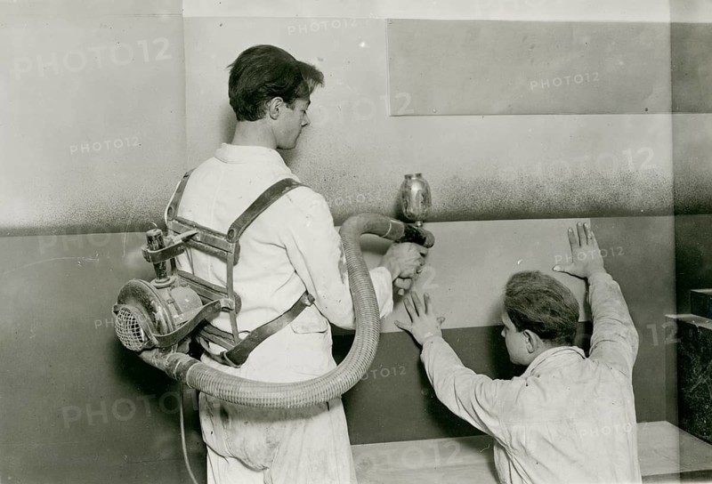 Berlin, Ebstein residential building, Zehlendorf, Millinowskistr. 35, Neues Bauen, architecture, Alfred Gelhorn, interior design, Max Dungert, 1896-1945, right, spray painting, two men working with a machine on a wall, 1927