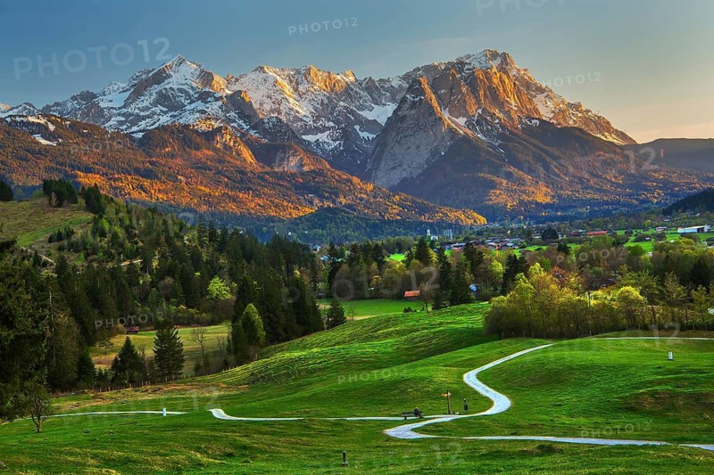 Hiking trail, Philosophenweg with the Zugspitze Group 2962m at sunset in spring, Farchant near Garmisch-Partenkirchen, Loisachtal, Werdenfelser Land, Upper Bavaria, Bavaria, Germany