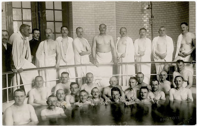 Bad Landeck, Schliesien, Ladek-Zdrój, bathing, swimwear, leisure, summer, bathing establishment, health, wellness, group of men in and at the edge of a swimming pool. Interior photo with tiled walls, Hübel photo, around 1918