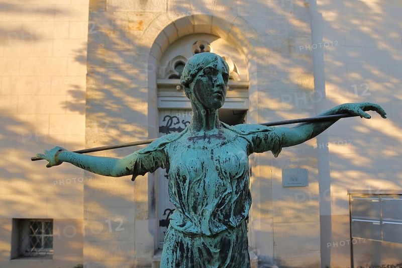Return of Ferdinand Lepcke 1907, modern art, female figure with outstretched arms and staff across her back, looking up, return journey, bronze sculpture, witches' tower, Kiliansturm, cityscape e.V., Ernstplatz 1, Coburg, Upper Franconia, Bavaria, Germany
