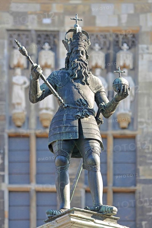 Monument to Charlemagne with orb, crown with cross and sceptre Holy Roman Empire, bronze sculpture, Charles Fountain, fountain, market square, old town, Aachen, Eifel, North Rhine-Westphalia, Germany