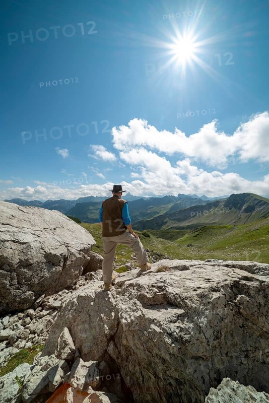 Mountain walker, aged 65–70, (model release) Panorama from the Koblat High Trail on the Nebelhorn to the Hochvogel, 2, 592 m, Allgäu Alps, Allgäu, Bavaria, Germany