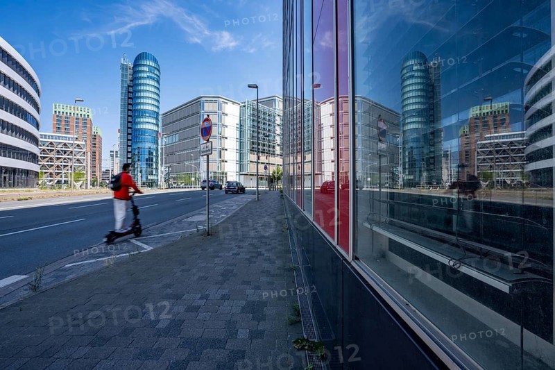 Buildings in the media harbor in Düsseldorf, Holzstraße, Speditionstraße, modern residential and office buildings, as well as old port buildings, various industries, lots of catering, creative industries, fashion, media, advertising, North Rhine-Westphalia, Germany