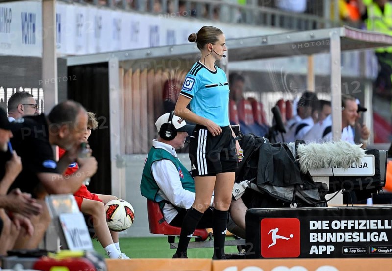 Fourth official referee Davina Lutz Gestik Gesture soccer Bundesliga, Voith-Arena, Heidenheim, Baden-Württemberg, Germany