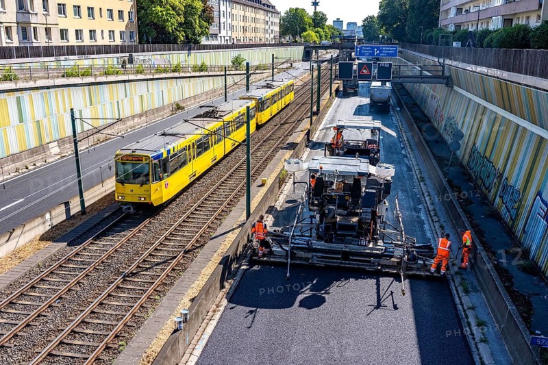 Rehabilitation of the A40 motorway between Mülheim-Winkhausen and Essen-Ost, the asphalt surface was renewed over 5.8 kilometers, with so-called whisper asphalt, open-pored asphalt, in both directions, a total of over 110, 000 square meters, full closure for a week, with severe traffic obstructions in the Ruhr area, Essen, North Rhine-Westphalia, Germany