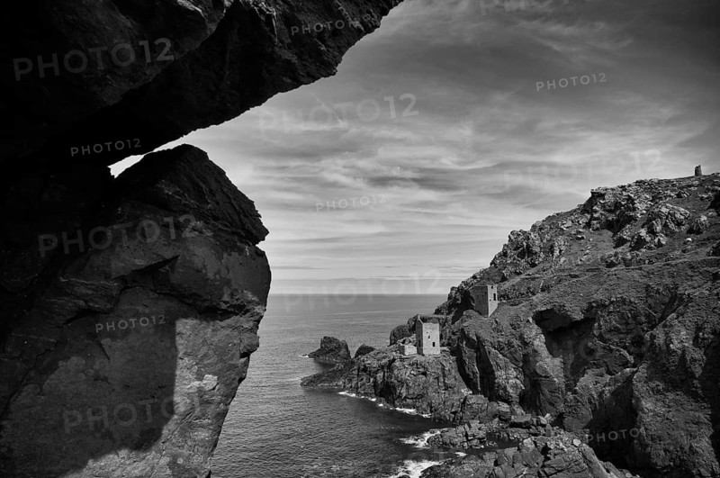 Ruin, Crown Mine engine houses, Botallack Tin Mine, tin mine, tin mine, mining, Pendeen, Trewellard near St Just in Penwith, black and white, coast, cliffs, Cornwall, England, Great Britain, Great Britain