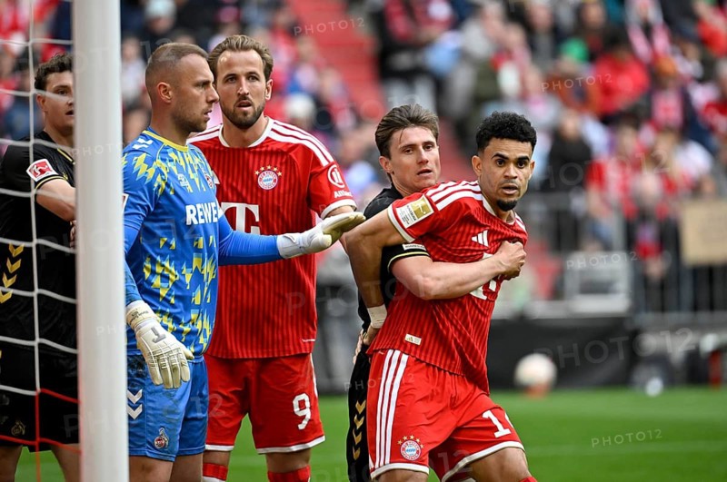 Penalty area scene, Goal area scene Goalkeeper Marvin Schwäbe 1. FC Köln (01) Alessio Castro-Montes 1. FC Köln (17) vs Luis Diaz FC Bayern Munich FCB (14) Bundesliga, Allianz Arena, Munich, Bavaria, Germany