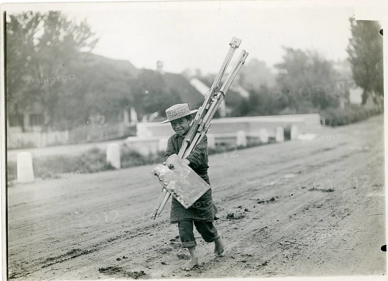 Dachau, Bavaria, painting woman, farmer boy, assistant, easel, painter, leisure, A child carrying an easel and painting supplies across an unpaved road, Philipp Kester, around 1906