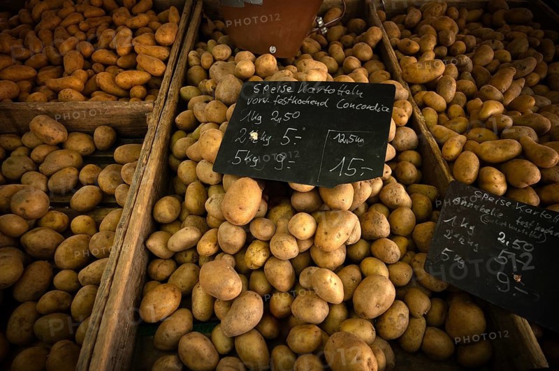 Range of potatoes, varieties Concordia, Annabelle, price tag, weekly market market, food, market, Bad Cannstatt, Stuttgart, Baden-Württemberg, Germany