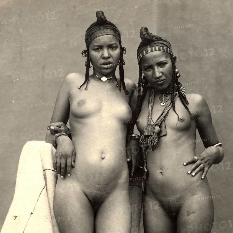 Berberine, Ouled Nail, Algeria, traditional headpiece, close-up of two woman wearing traditional jewelry. Depiction of traditional body art, François Edmond Fortier, 1862-1928, around 1910