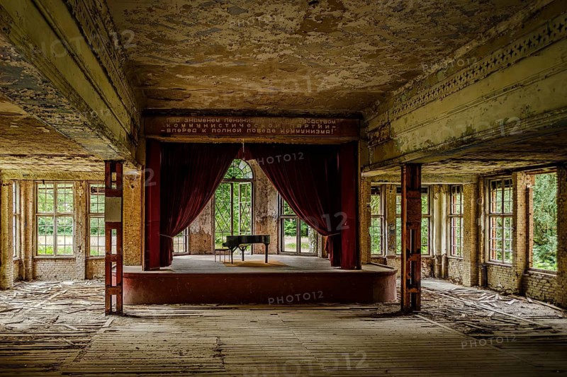 Morbid charm in the so-called piano hall, former lung sanatorium and lost place Heilstätte Grabowsee, Oranienburg, Brandenburg, Germany