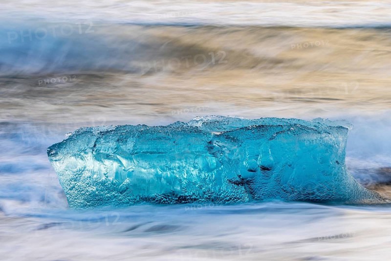 Ice chunks on the black beach, lava beach, glacier ice, sea, winter, sunset, Diamond Beach (Breiðamerkursandur) at Jökusalorn, Iceland, Scandinavia