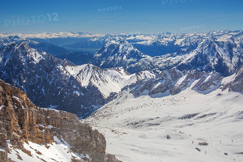 View from Zugspitze summit 2962m to the south of the Zugspitzplatt and the Tyrolean Alps, Garmisch-Partenkirchen, Loisachtal, Werdenfelser Land, Upper Bavaria, Bavaria, Germany