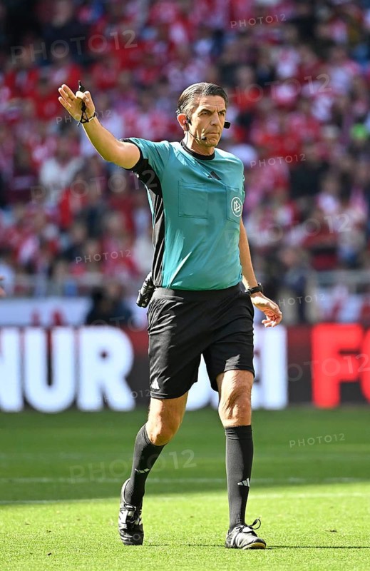 Referee Deniz Aytekin gesture gesture soccer Bundesliga, Allianz Arena, Munich, Bavaria, Germany