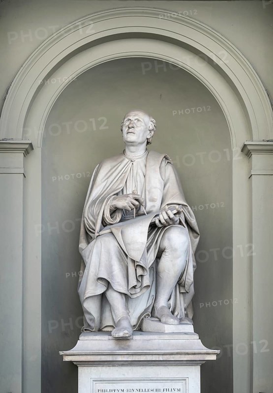 Sculpture depicting Filippo Brunelleschi, famous Renaissance architect and builder of the cathedral in Florence, created by Luigi Pampaloni, old town, Florence, Tuscany, Italy