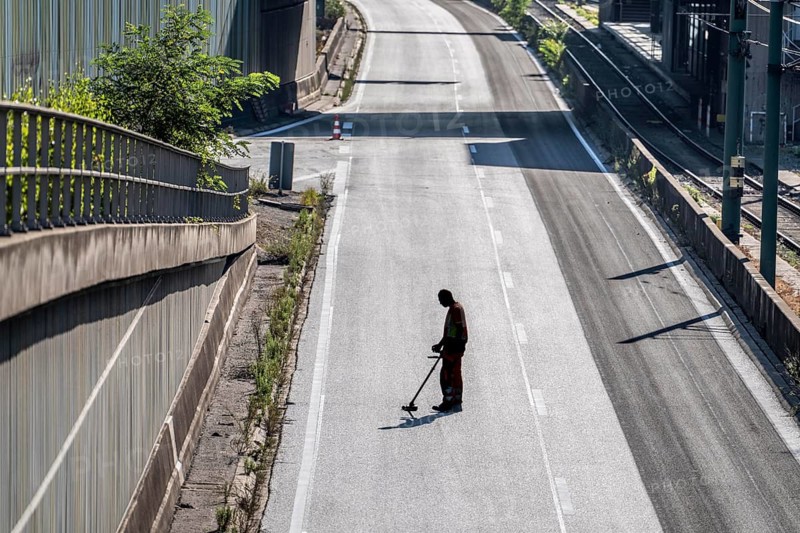 Employees of a road construction company use so-called road radar, ground penetrating radar, GPR, to check the freshly applied asphalt on the A40 motorway, whisper asphalt, quality control whether the layer thickness, compaction, of the road surface is correct, in accordance with the requirements, in Essen, North Rhine-Westphalia, Germany