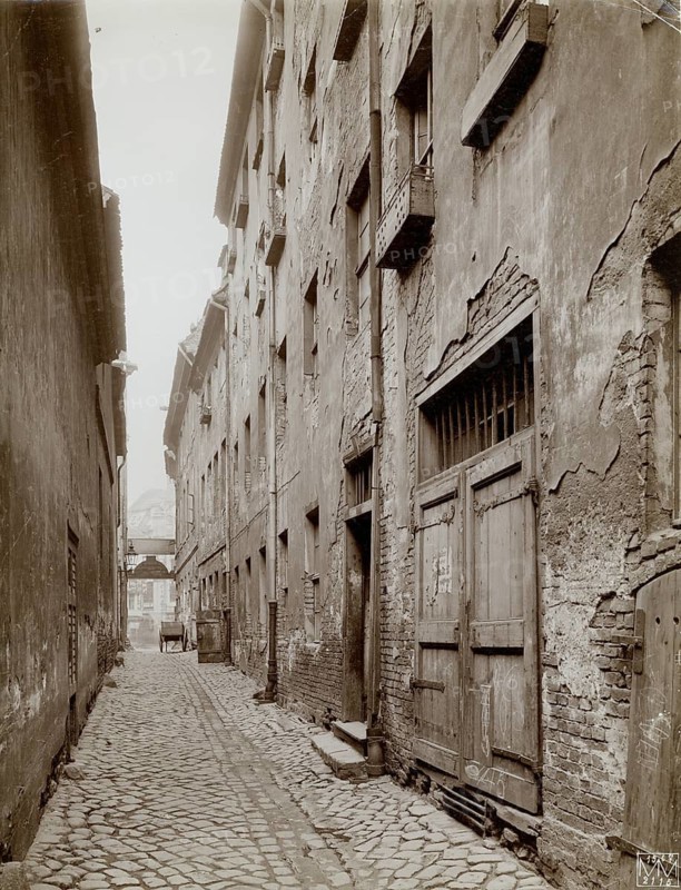Berlin, Mitte, Old Berlin, Krögel, 19th century, A narrow alley between old, dilapidated buildings with cobblestones, historic atmosphere, Max Missmann, 1874-1945, around 1900