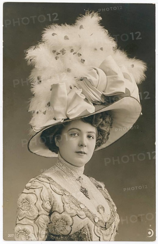 Woman, elegant, huge hat, turn of the century, posh, woman in Edwardian dress with large decorated hat, around 1900