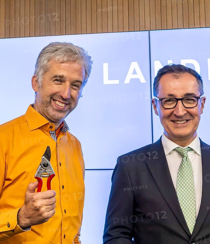 Tübingen's Lord Mayor Boris Palmer (left, independent) has been appointed for a fixed term of two years to the Independent Council for State Modernisation and Administrative Simplification of the Baden-Württemberg state government. He was introduced during the state press conference. His father Helmut Palmer's pruning shears, symbolising a pledge to drastically cut back the proliferation of administrative regulations. On the right is Minister-President Cem Özemdir (Greens) . Stuttgart, Baden-Württemberg, Germany