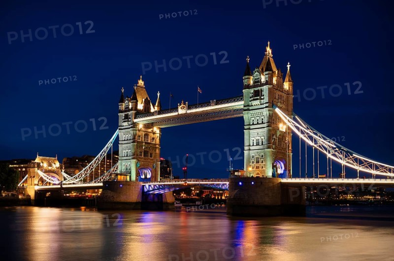 Night view, Thames, Tower Bridge, illuminated, behind Canary Wharf, London, England, Great Britain