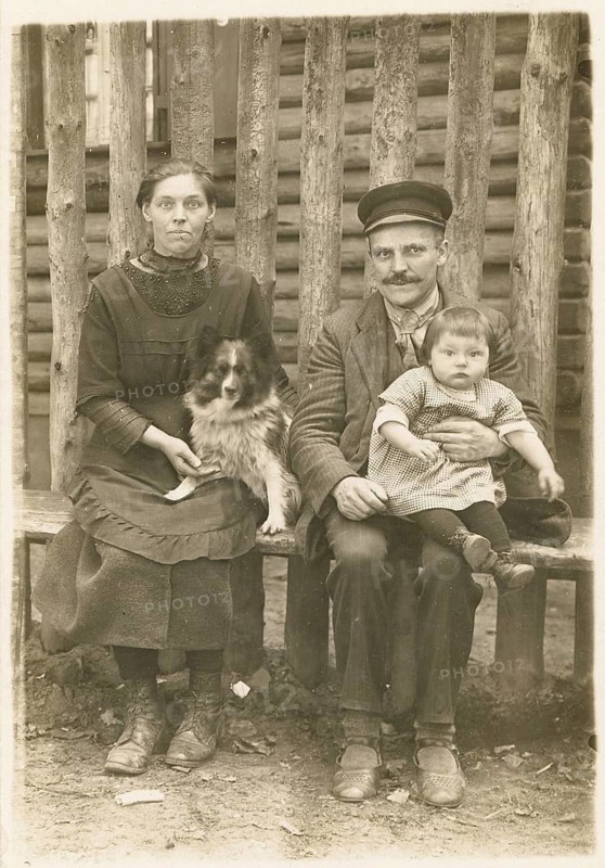 Farmer, man, woman, family, dog, child, poverty, happiness, family photo with parents, child and dog in front of a rural house, around 1920