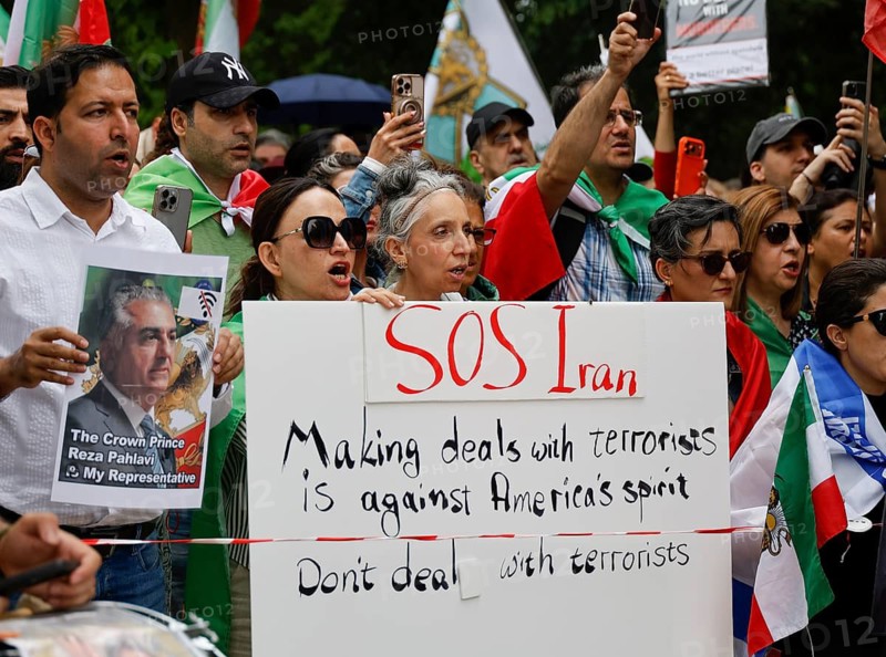 On the 250th anniversary of American independence, Iranians are demonstrating with pictures of Reza Pahlavi and Israeli and American flags at the American embassy in Berlin. Iranians demand democracy and the end of the Islamist terrorist regime in Iran, 04.07.2026, Berlin, Berlin, Germany