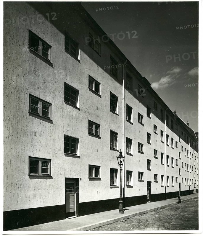 Cologne, residential buildings, new buildings, modern architecture, multi-storey residential building with many windows and a main entrance in a shady street, around 1928, Werner Mantz