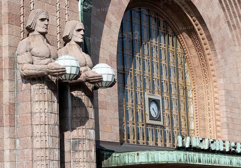 Steinmänner oder Kivimiehet, Männer mit Globus, by Emil Wikström, entrance to Helsinki Central Station or Helsingin päärautatieasema, Finland