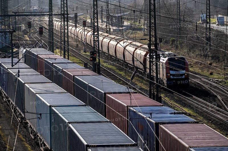 Container trains in the freight yard, so-called installation tracks in Duisburg-Rheinhausen, freight trains are parked here for a short time in front of continuing their journey, either to the trimodal terminal in Logport Duisburg or from there to distant destinations, such as China, as part of the new Silk Road, North Rhine-Westphalia, Germany