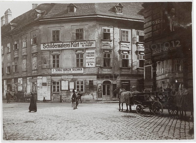 Vienna, Schleifmühlgasse, Freihausviertel, coachmen, carpenters, baroque houses, a town courtyard with old architecture and several horse-drawn carriages in front of a large house, around 1900