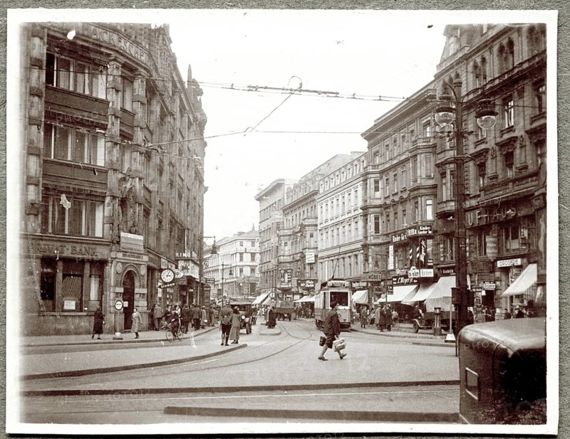 Berlin, Mitte, Hackescher Markt, traffic, tram, lively street scene in a city center full of people, shops and road traffic, around 1925