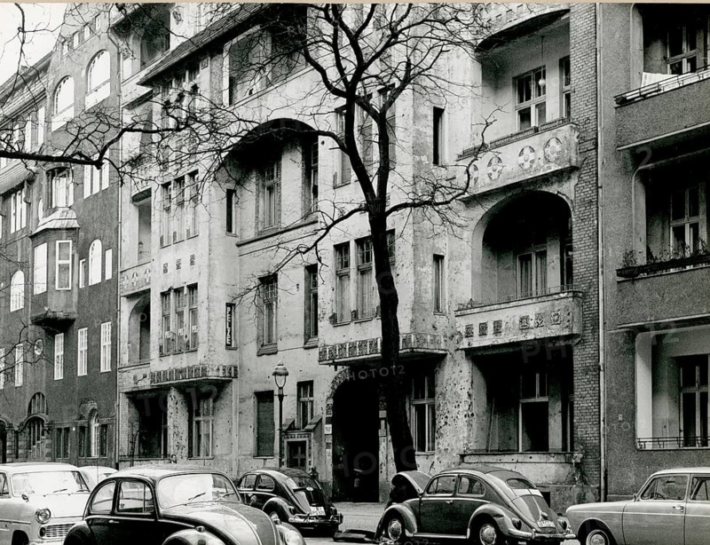 Berlin, Charlottenburg, Niebuhrstr. 77, Gründerzeit buildings, VW Beetles, West Berlin, a row of old, damaged buildings, parked cars on a city street, Herbert Jacobi (1915–1978), 1966